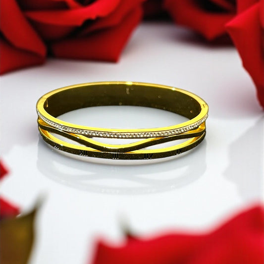 anti tarnish gold colour bracelet with red roses in the background